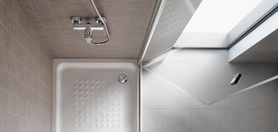 Divisórias para espaços de banho pequenos: cómodas e compactas