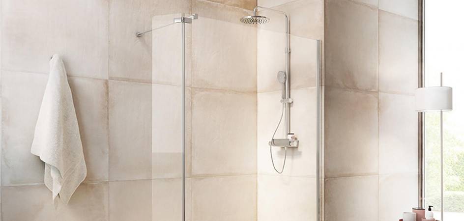 Quatro soluções de divisórias para espaços de banho com duche