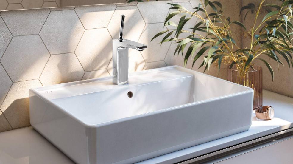 Cinco ideias para renovar o espaço de banho sem ter de furar os azulejos
