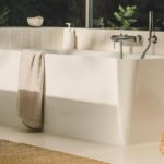 Roca sugere texturas no espaço de banho para um estilo de decoração singular