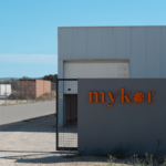 Mykor fabrica isolamentos feitos a partir de resíduos industriais, micélio e química verde para descarbonizar a indústria da construção.