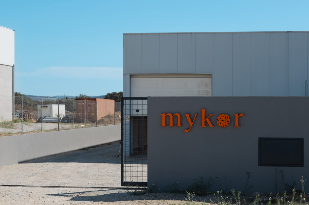 Mykor fabrica isolamentos feitos a partir de resíduos industriais, micélio e química verde para descarbonizar a indústria da construção.